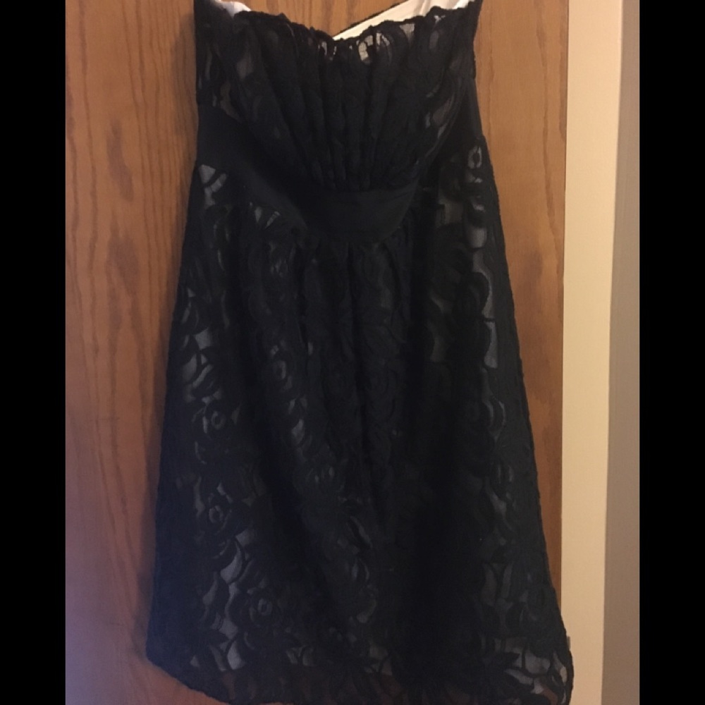 Beautiful White House Black Market Dress, size 12. Looks brand new.